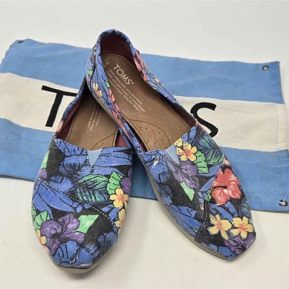 TOMS SLIP ON FLATS SHOES BLUE TROPICAL FLORAL WOMEN SIZE 7 CLASSIC VACATION